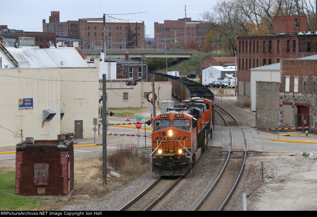 Just off the Hannibal Sub, E-NMANAM starts west across the Ottumwa Sub